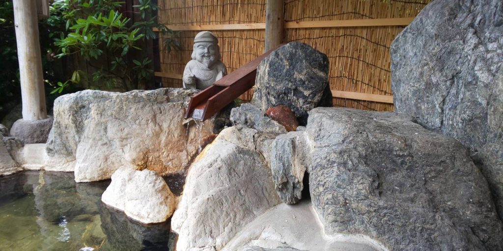 七福神の湯「恵比寿の湯」大きな石を贅沢に使用しました。