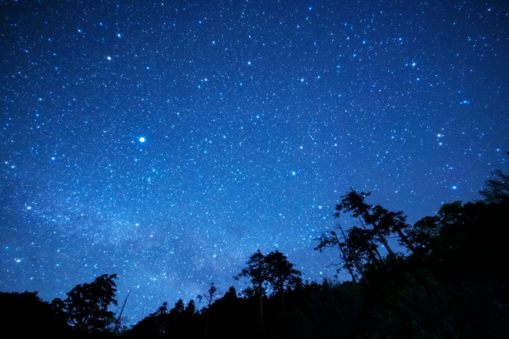 高原の澄み切った夜空で星空観察 高原の澄み切った夜空で星空観察