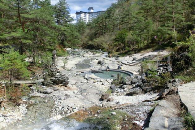 温泉が川になって流れている「西の河原公園」