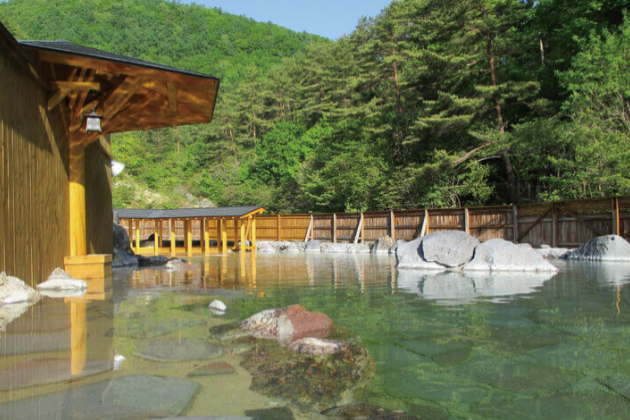 大きな湯舟が魅力の「西の河原露天風呂」